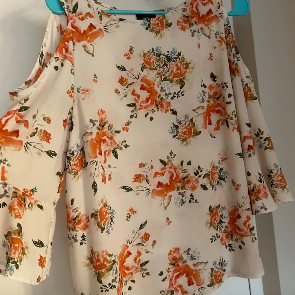 Floral blouse with cutout shoulder sleeves